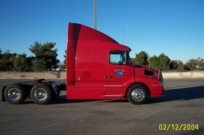 '99 VNL64T610 right view